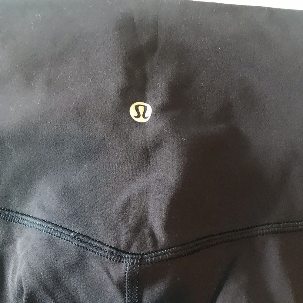Lululemon size 4 crop workout pants.